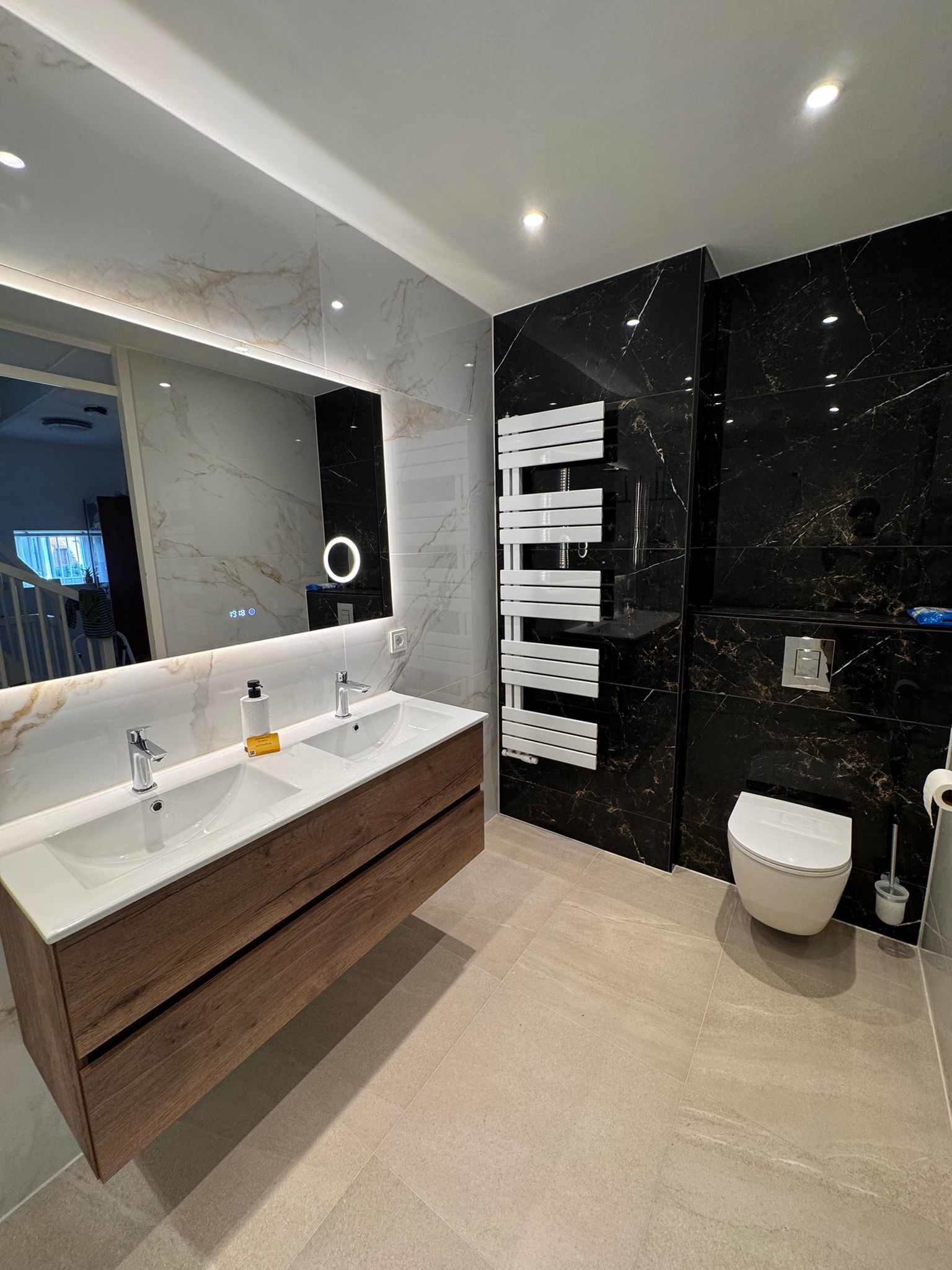 Moderne badkamer in zwart en warm wit