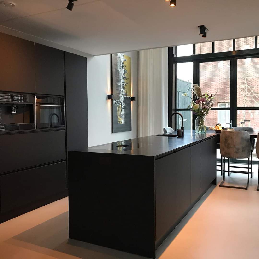 Moderne zwarte leefkeuken